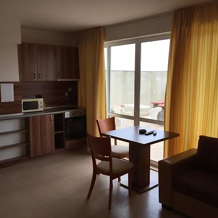 Hills Eh Apartman *
